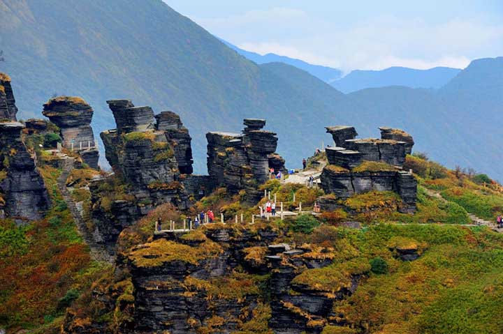 山地旅游策劃公司:山頂蘑菇石風景