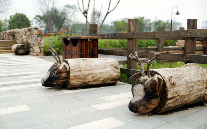 鄉(xiāng)村旅游規(guī)劃公司:田園東方旅游規(guī)劃中由朽木雕刻而成的景觀小品""