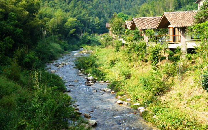 森林旅游規(guī)劃公司:十字水度假村建筑多臨溪而建以保護水流不受阻擋