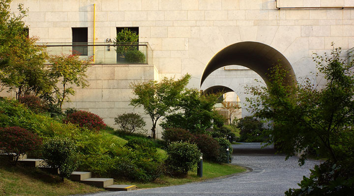 濕地旅游策劃咨詢公司:杭州西溪濕地公寓建筑旅游規(guī)劃底部均設(shè)有橋洞空間