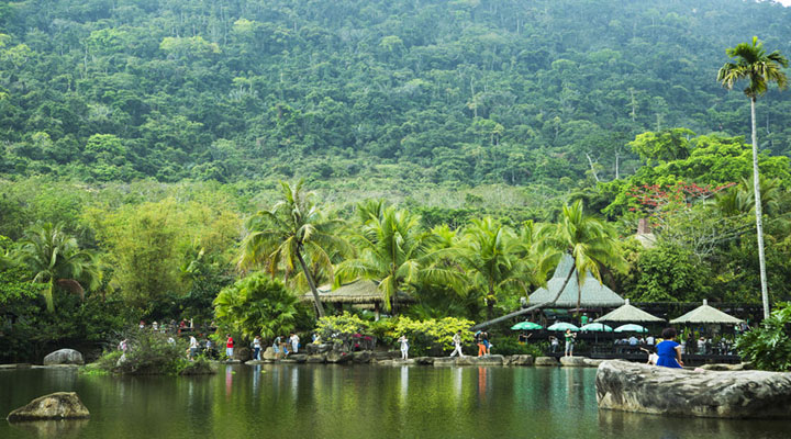 景區(qū)旅游規(guī)劃設(shè)計公司:海南呀諾達雨林文化旅游區(qū)的雨林旅游規(guī)劃定位為開放的生態(tài)博物館