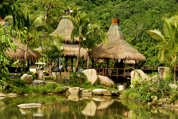 景區(qū)旅游規(guī)劃設(shè)計公司:呀諾達景區(qū)旅游規(guī)劃采用當(dāng)?shù)亟ㄖL(fēng)格